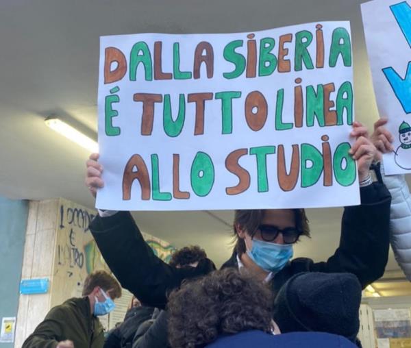 images Protesta al Liceo Classico di Catanzaro, studenti in sciopero per i riscaldamenti rotti: incontro alle 10,30 in Provincia 