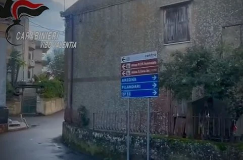 Sparano e feriscono alla gamba un uomo nel Vibonese, in manette due giovani 