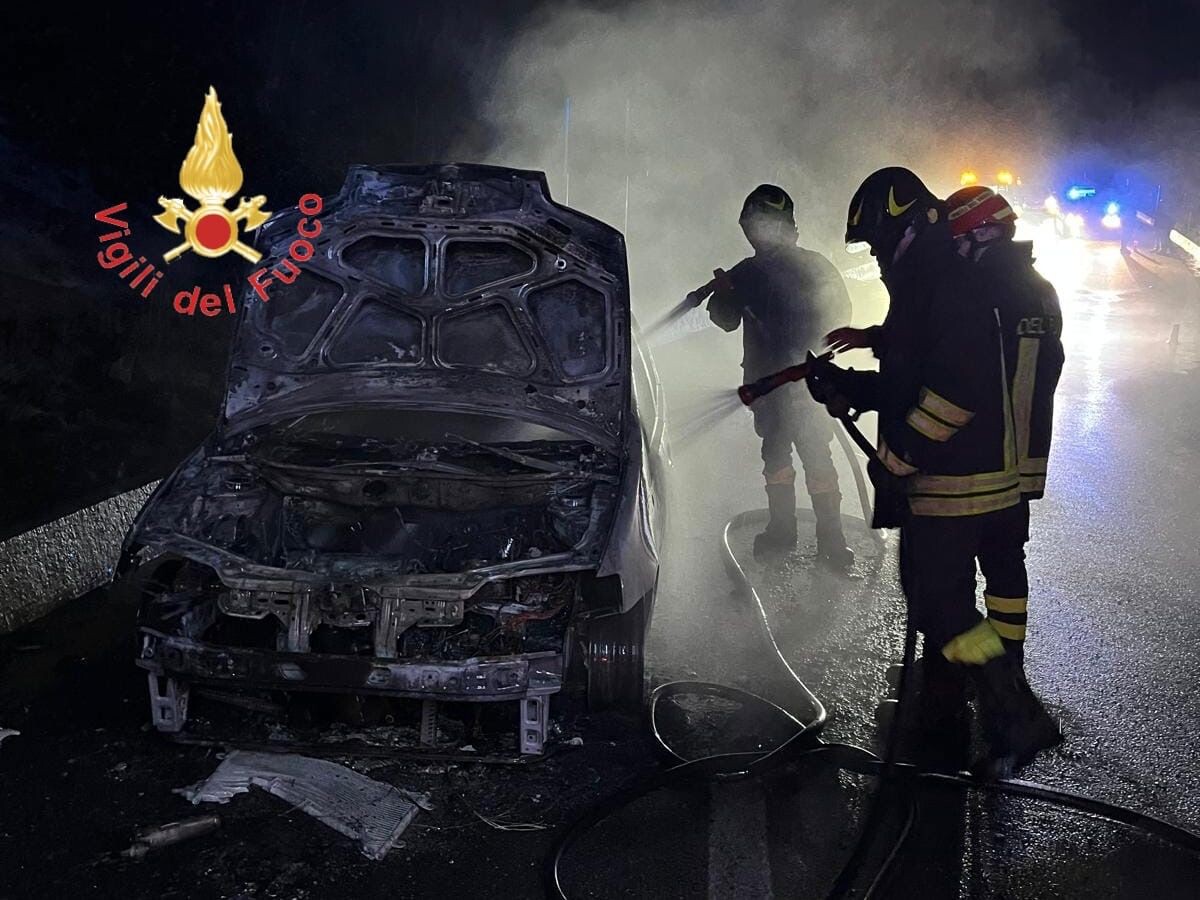 In fiamme auto Soveria Mannelli, intervengono i vigili del fuoco images In fiamme auto Soveria Mannelli, intervengono i vigili del fuoco