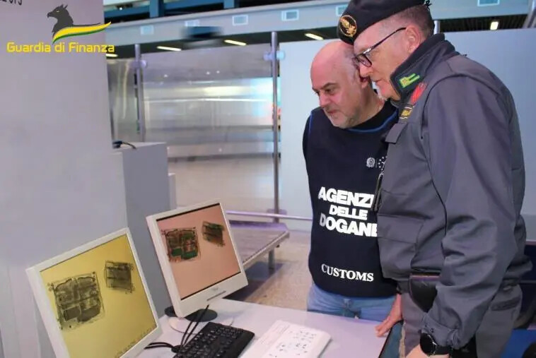 Aeroporto di Lamezia, nel 2023 sequestrati oltre 2 milioni di euro in contante images Aeroporto di Lamezia, nel 2023 sequestrati oltre 2 milioni di euro in contante