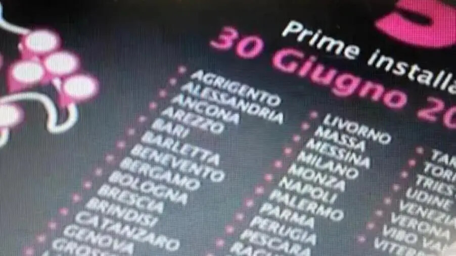 images "Pink Box" anche a Catanzaro: cabine in aiuto delle donne vittime di violenza e stalking 