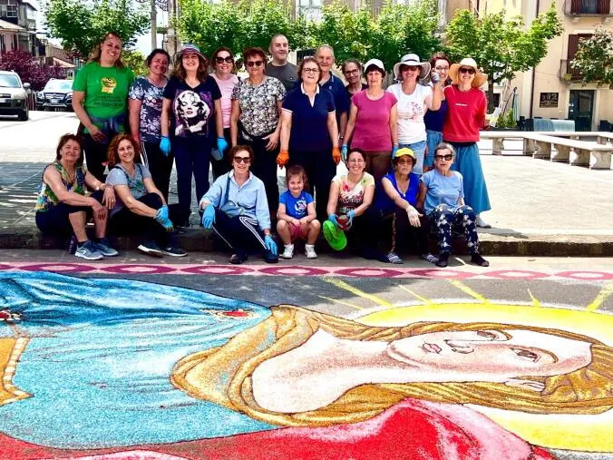Un capolavoro di fede e colore: Filadelfia incanta con l'infiorata del Corpus Domini images Un capolavoro di fede e colore: Filadelfia incanta con l'infiorata del Corpus Domini