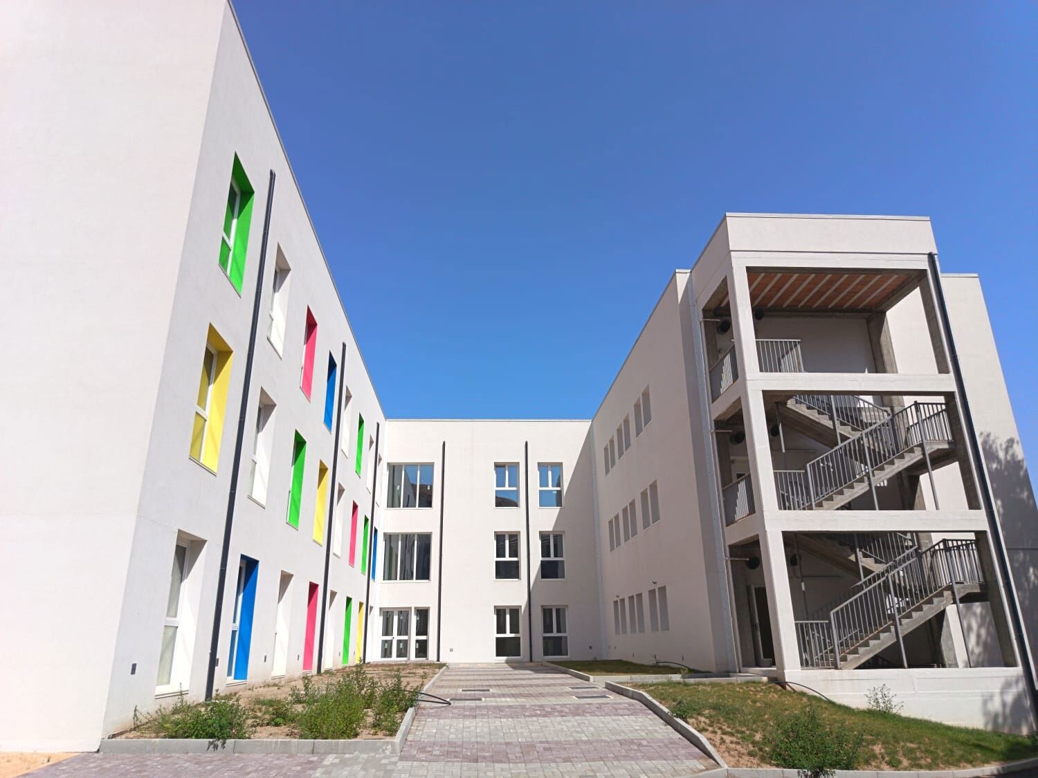 images Diritto allo studio e posti alloggio: consegnate le chiavi dell’ex scuola Chimirri, il nuovo complesso residenziale dell’UMG
