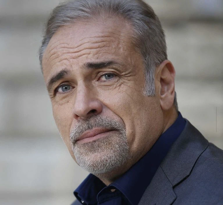 Al Politeama di Catanzaro “Renatissimo”, omaggio a Renato Carosone: l’intervista a Enzo Decaro