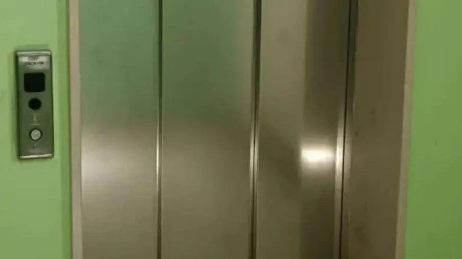 images Ospedale Pugliese, Sì Cobas: "Gli ascensori riservati al personale devono essere collegati a una chiave"