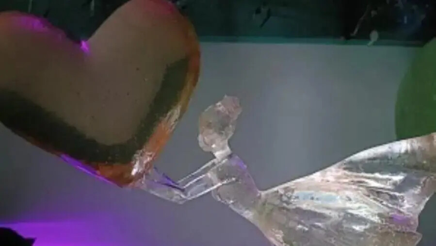 images L'artista catanzarese Marco Raffaele espone nei locali del centro storico