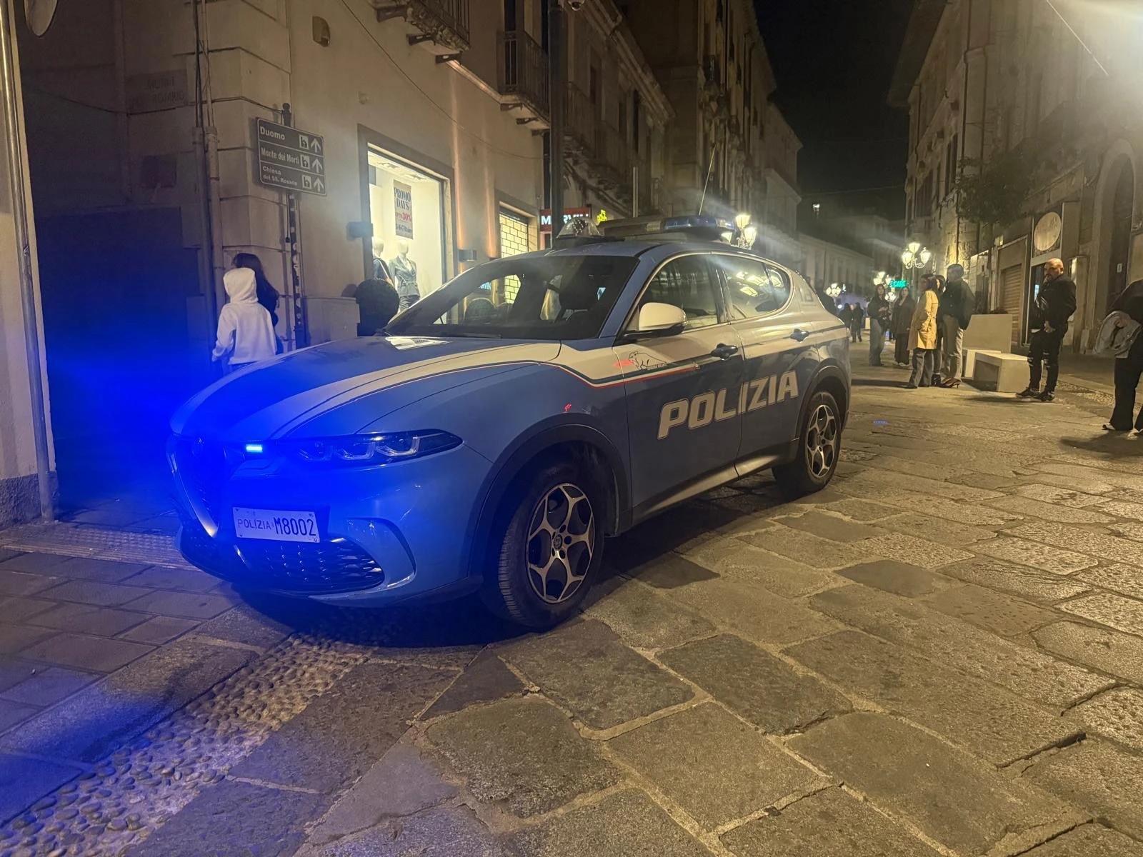 Catanzaro, aggredisce alcuni giovani lungo corso Mazzini: donna fermata dalla Polizia