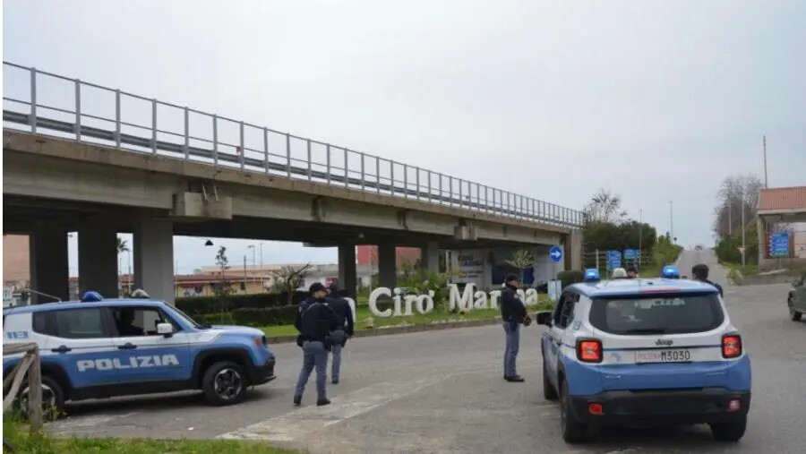 images Maxi operazione della Polizia a Cirò: controlli, sanzioni e sequestri
