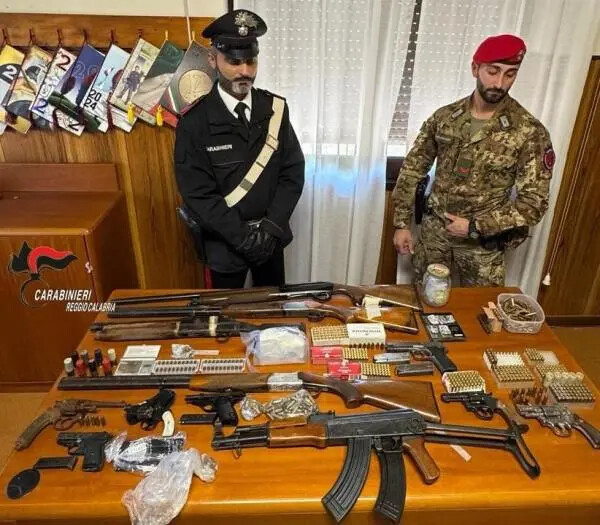 images Maxi sequestro di armi e droga nel Reggino, 6 sorelle denunciate 