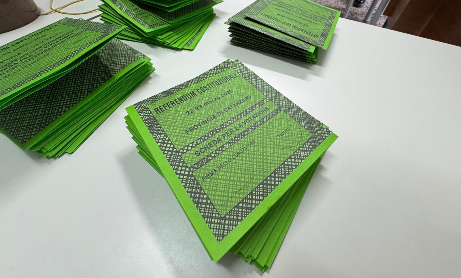 images Catanzaro, fotografano la scheda de referendum nel seggio: due denunce 