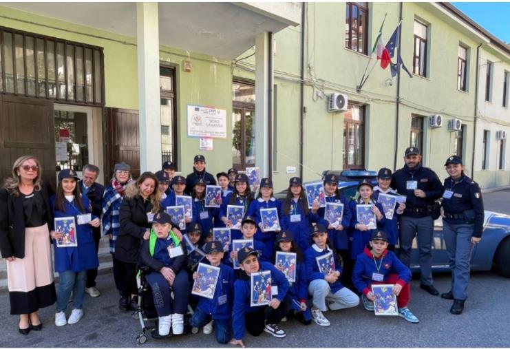 Crotone, la Polizia fa visita agli studenti dell’Istituto Comprensivo “Moro - Lamanna” di Mesoraca images Crotone, la Polizia fa visita agli studenti dell’Istituto Comprensivo “Moro - Lamanna” di Mesoraca