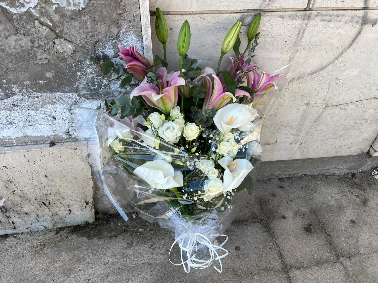 Tragedia a Catanzaro, il silenzio surreale di via Zanotti: fiori bianchi e un vuoto incolmabile