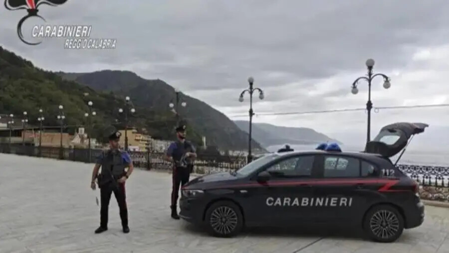 Bagnara Calabra, spacciavano sulla spiaggia: coppia finisce in manette images Bagnara Calabra, spacciavano sulla spiaggia: coppia finisce in manette