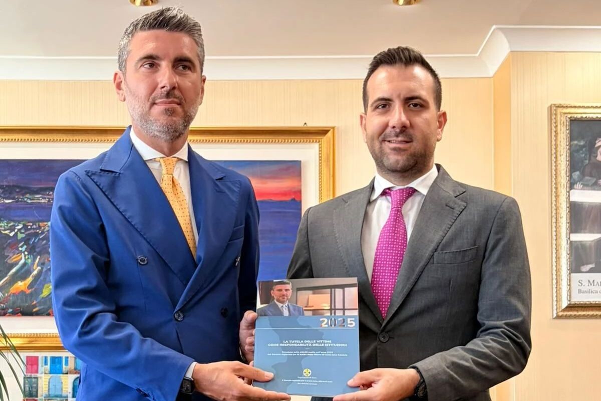images Vittime di reato, il Garante Lomonaco consegna la Relazione annuale al Presidente Cirillo: “Nessuno deve sentirsi solo”