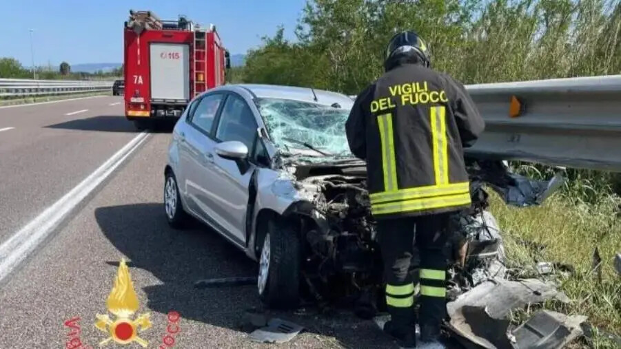 images Lamezia, perde il controllo dell'auto e impatta contro il guardrail sull'A2: ferita