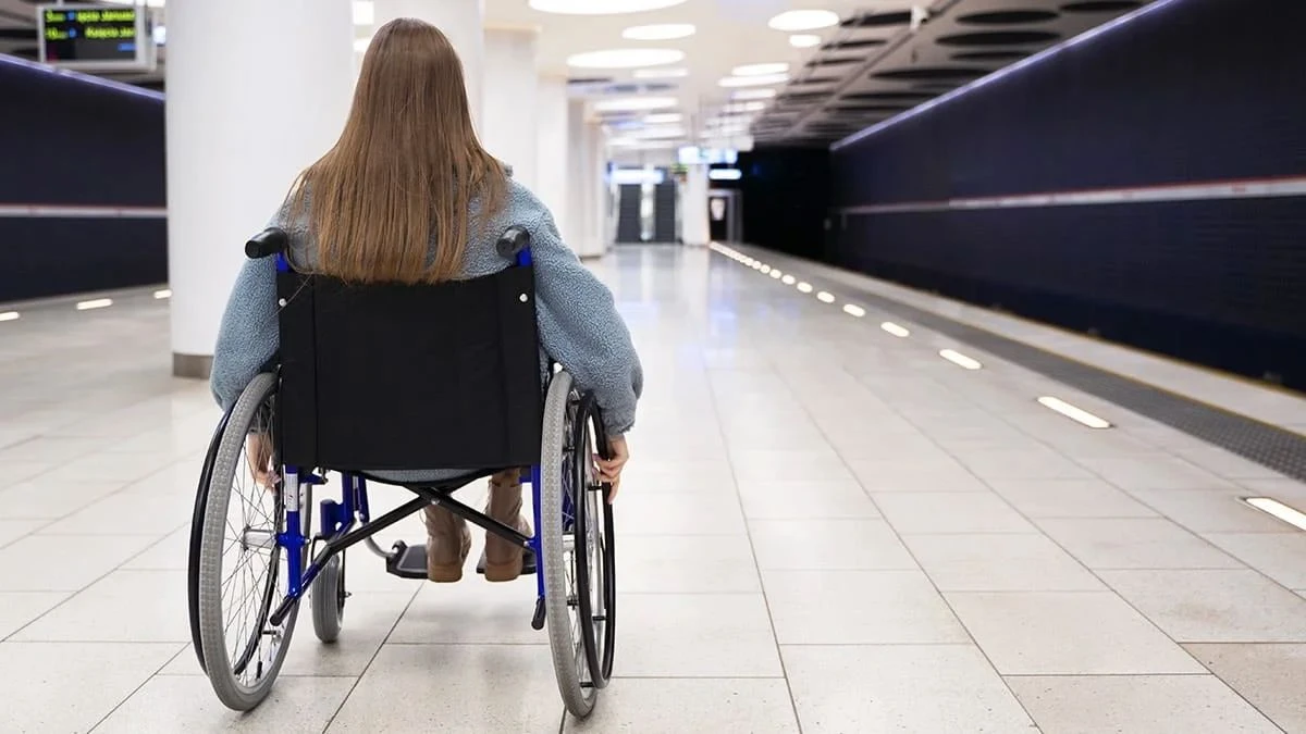 Disabilità e barriere, l'appello ai Ministri: "A Ricadi una mamma costretta a portare la figlia in braccio per tre piani"