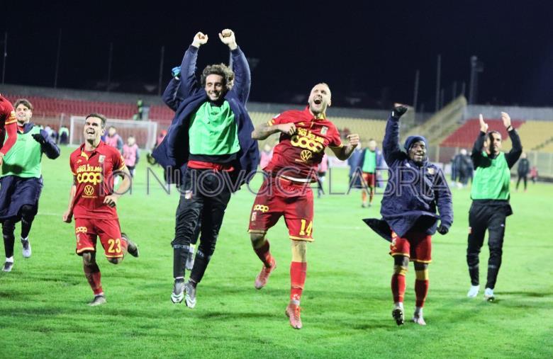 Catanzaro-Giugliano, tris giallorosso al Ceravolo e le Aquile volano a quota 44 (fotogallery) images Catanzaro-Giugliano, tris giallorosso al Ceravolo e le Aquile volano a quota 44 (fotogallery)