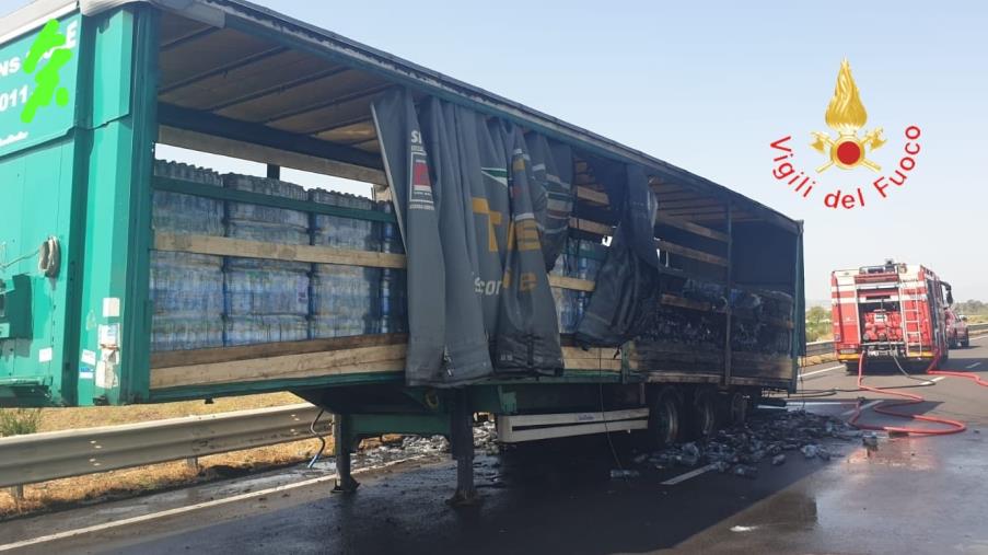 images Cosenza, in fiamme camion sulla Statale 534: lunghe code in attesa del ripristino 