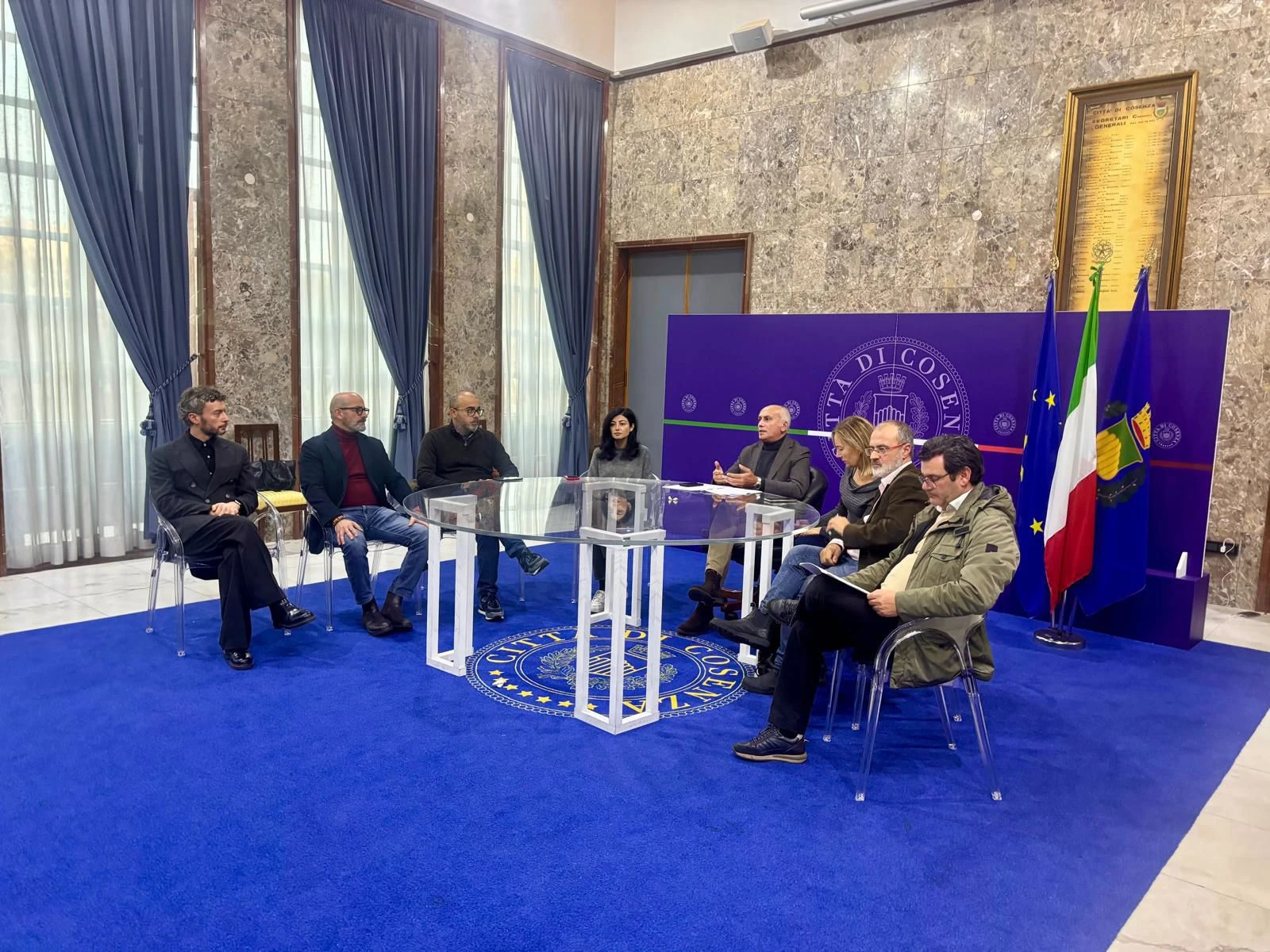 Il sindaco Franz Caruso ha incontrato le associazioni dei commercianti: “Dialogo avanti, ma serve collaborazione”