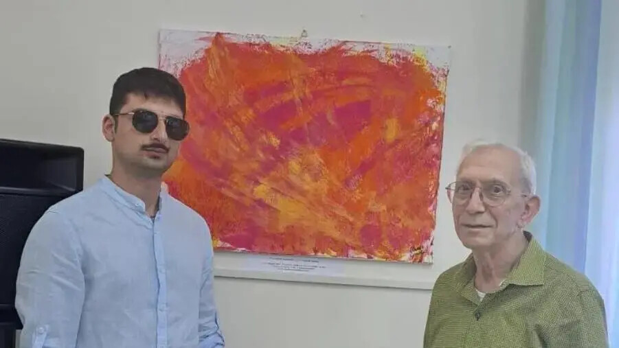 images L'artista catanzarese Claudio Caroleo dona un suo quadro alla Biblioteca dell’Amore di Davoli