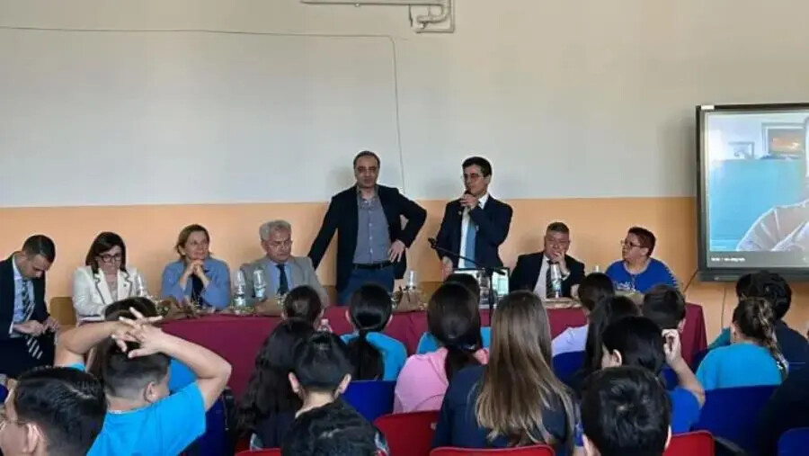 images Cyberbullismo, presentato&nbsp;agli studenti di Isola Capo Rizzuto il&nbsp;libro di&nbsp;Rita Tulelli