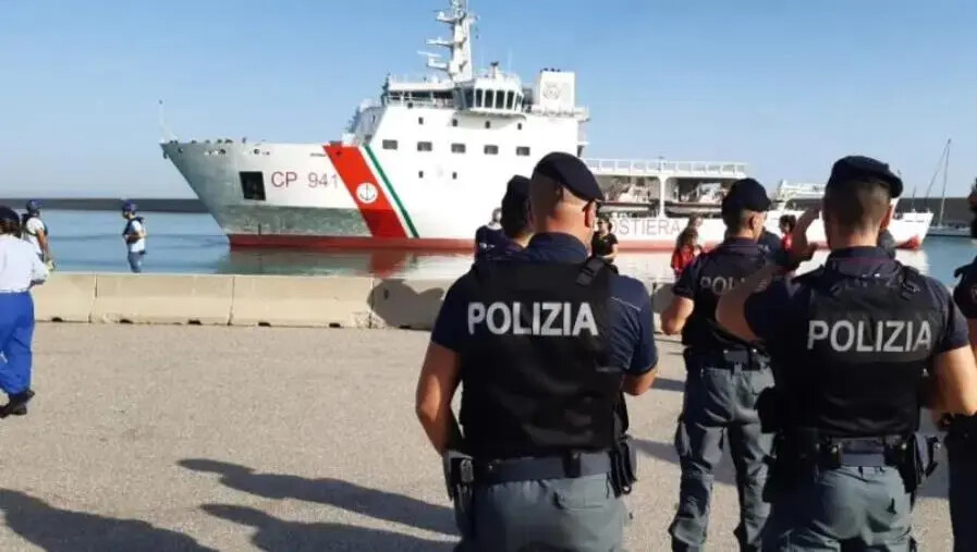 Crotone, arrestato migrante iraniano: era ricercato per truffa milionaria images Crotone, arrestato migrante iraniano: era ricercato per truffa milionaria