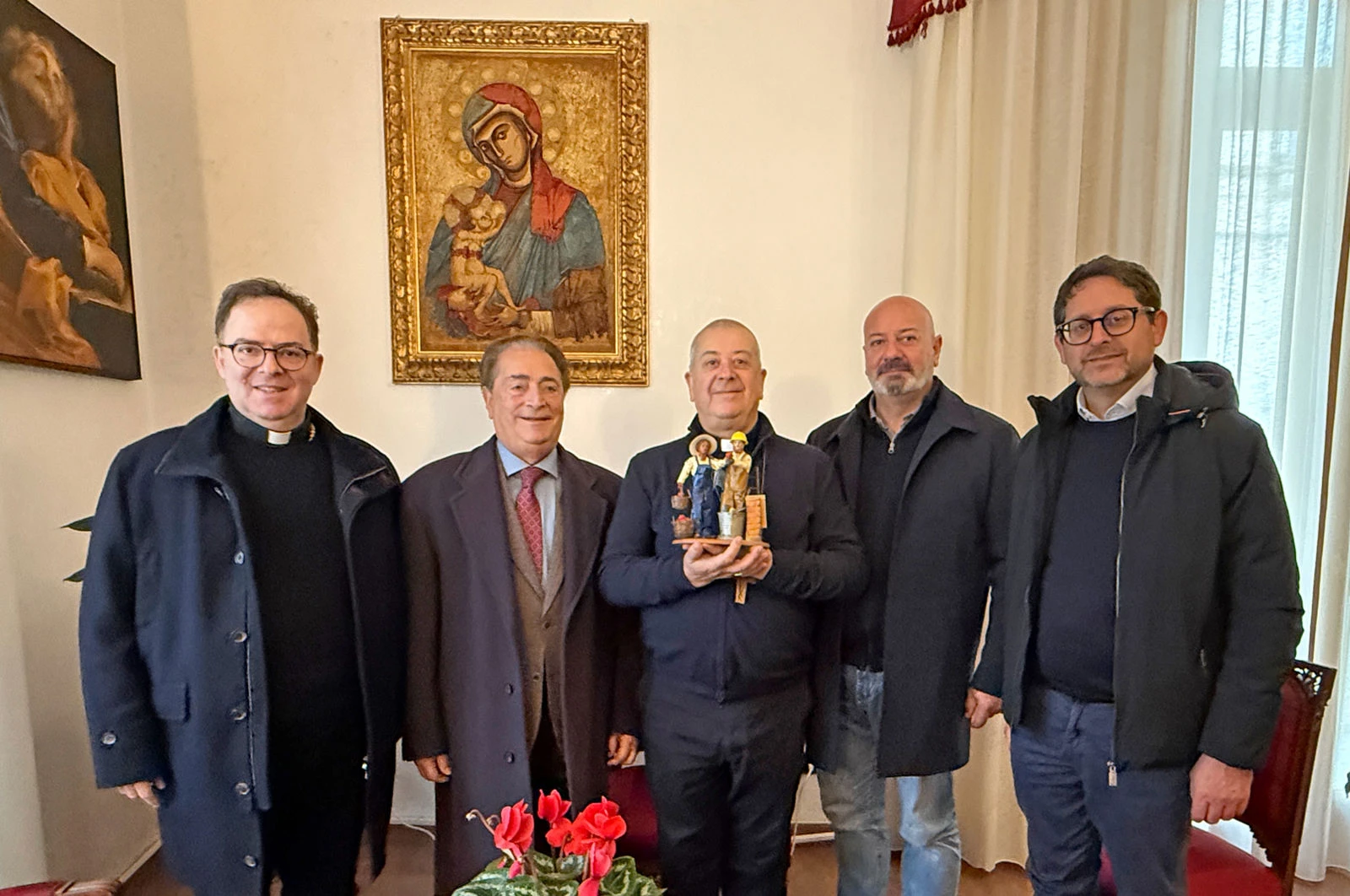 Coldiretti, Confartigianato e Symbola consegnano la statuina del presepe 2025 all’Arcivescovo di Cosenza-Bisignano mons Checchinato