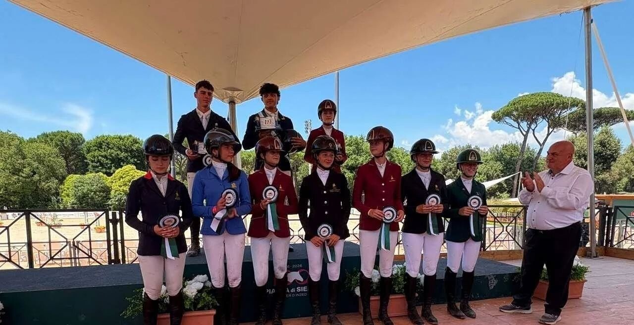 Il giovane cavaliere lametino Maurizio Vescio trionfa a Piazza di Siena: storico successo per la Calabria images Il giovane cavaliere lametino Maurizio Vescio trionfa a Piazza di Siena: storico successo per la Calabria