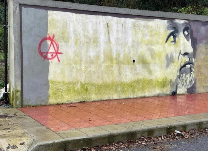 San Mango d'Aquino, imbrattato il murales di Pantani con simbolo anarchico images San Mango d'Aquino, imbrattato il murales di Pantani con simbolo anarchico
