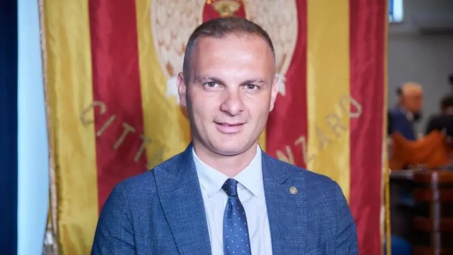 Catanzaro, Serò a FI: "Inutile nascondere un consigliere regionale che cambia posizioni e come cravatte" images Catanzaro, Serò a FI: "Inutile nascondere un consigliere regionale che cambia posizioni e come cravatte"