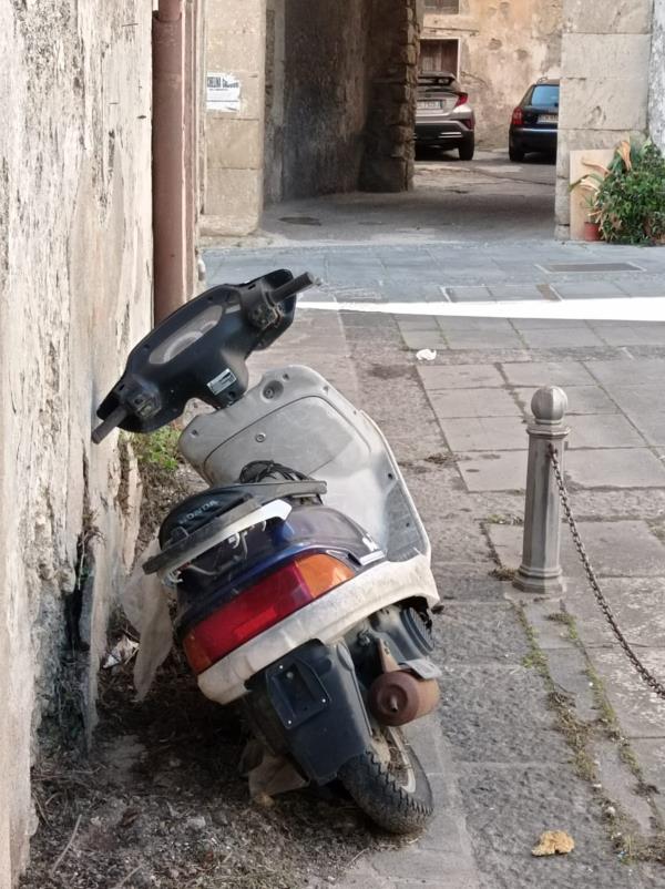 images Carcasse di auto e ciclomotori abbandonate da decenni nel centro storico di Catanzaro 