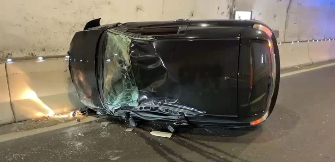 Catanzaro, incidente sulla variante della Ss106: auto si ribalta in galleria
