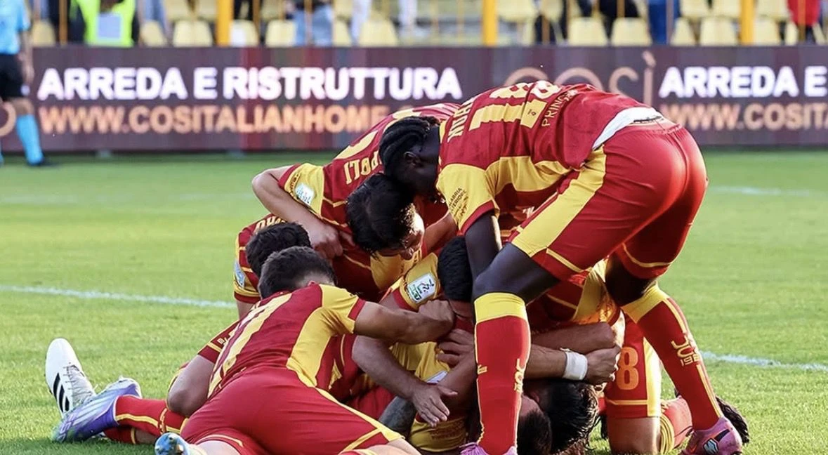 Il corsivo giallorosso. Catanzaro il piacere di vincere. Per ora son tre di fila: gol al "bacio" del giovane Alesi