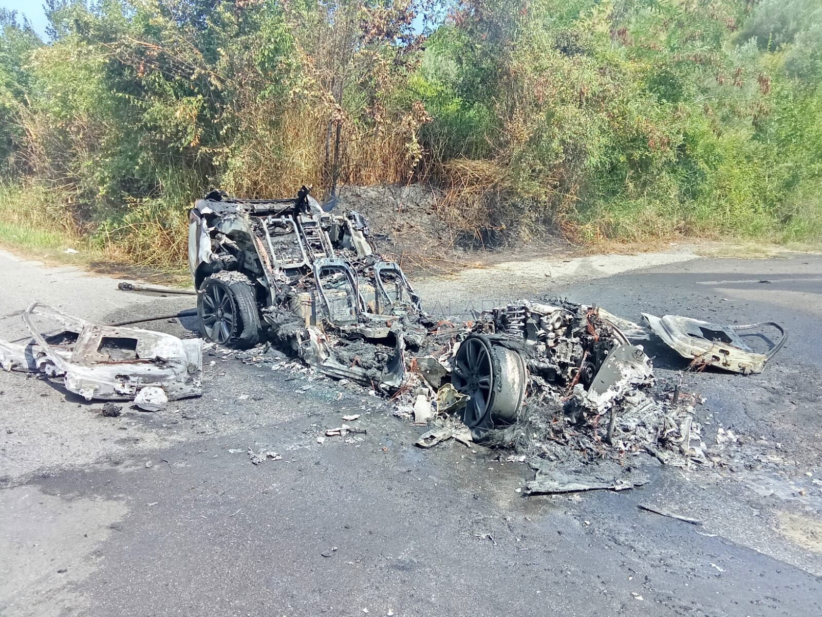 images Borgia, auto prende fuoco sulla SP 172: distrutta una Range Rover