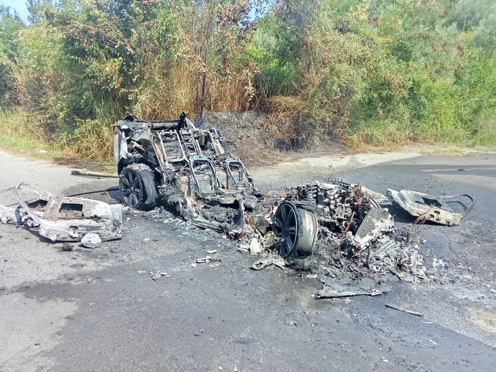 Borgia, auto prende fuoco sulla SP 172: distrutta una Range Rover