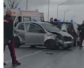 images Catanzaro, scontro tra 2 auto: traffico rallentato (VIDEO)