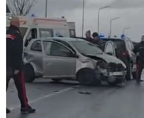 Catanzaro, auto esce fuori strada: traffico rallentato (VIDEO)