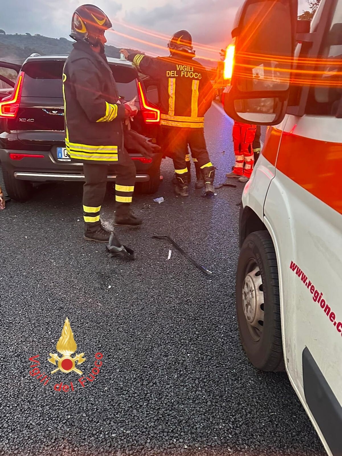 Scontro tra un'auto e un furgone sull’A2 in direzione sud: 7 persone coinvolte, 4 ferite images Scontro tra un'auto e un furgone sull’A2 in direzione sud: 7 persone coinvolte, 4 ferite
