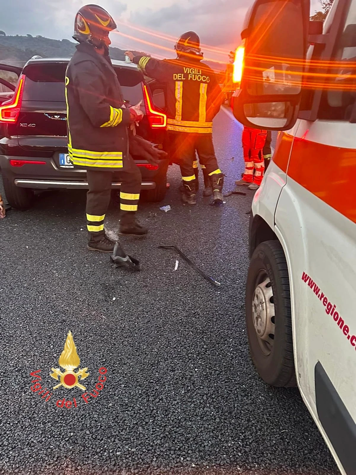 Scontro tra un'auto e un furgone sull’A2 in direzione sud: 7 persone coinvolte, 4 ferite
