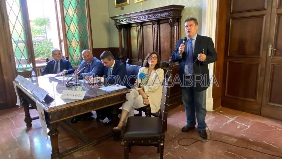 images ‘Da Maradona a Fellini’: a Catanzaro l’omaggio a Siniscalchi nel libro di Domenico Ciruzzi
