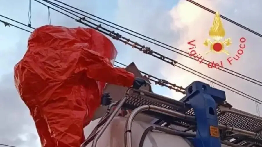 Sospetta fuoriuscita di sostanze chimiche da una ferro-cisterna, vigili del fuoco nella stazione di Fuscaldo images Sospetta fuoriuscita di sostanze chimiche da una ferro-cisterna, vigili del fuoco nella stazione di Fuscaldo