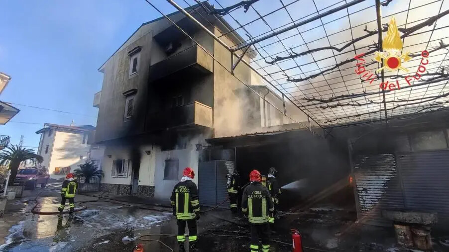 images In fiamme un garage nel Catanzarese, gravemente ferita una persona con più ustioni sul corpo