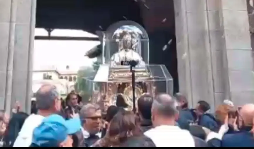 images In tanti davanti alla Certosa di Serra San Bruno in attesa dell’uscita del simulacro 