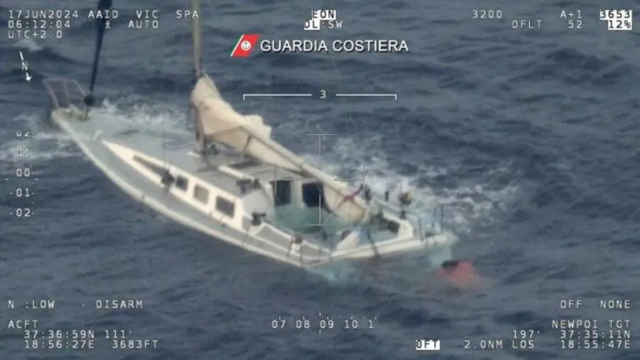 images Naufragio migranti al largo della Calabria, salgono a 14 i corpi recuperati