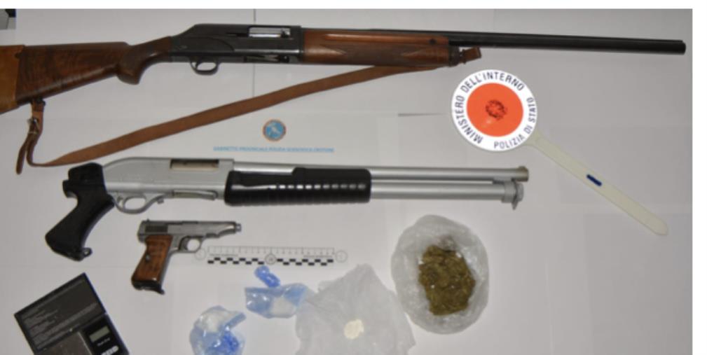 images Crotone, blitz della polizia nel quartiere Acquabona: sigilli ad armi e droga 