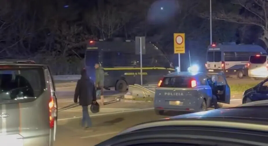 Scontri e tafferugli al derby Cosenza Catanzaro tra polizia e tifosi giallorossi: 1 ferito images Scontri e tafferugli al derby Cosenza Catanzaro tra polizia e tifosi giallorossi: 1 ferito