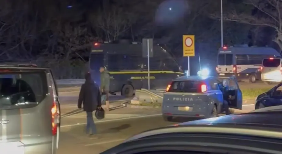 images Scontri e tafferugli al derby Cosenza Catanzaro tra polizia e tifosi giallorossi: 1 ferito