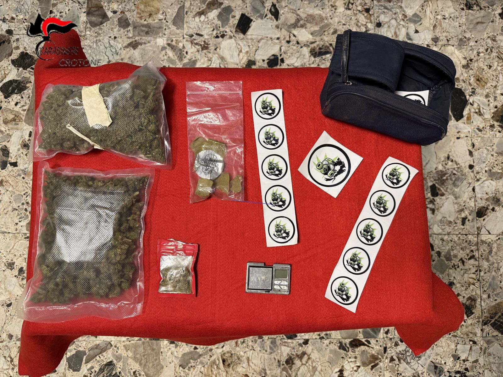 images Droga in auto nascosta sotto il sedile: giovane arrestato nel Crotonese