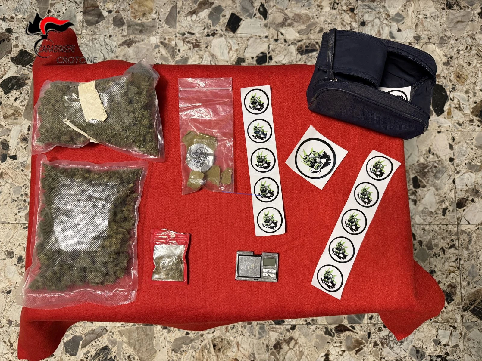 Droga in auto nascosta sotto il sedile: giovane arrestato nel Crotonese