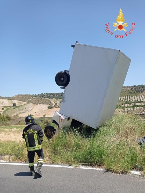 images Satriano, perde il controllo dell'autocarro e si ribalta: ferito 